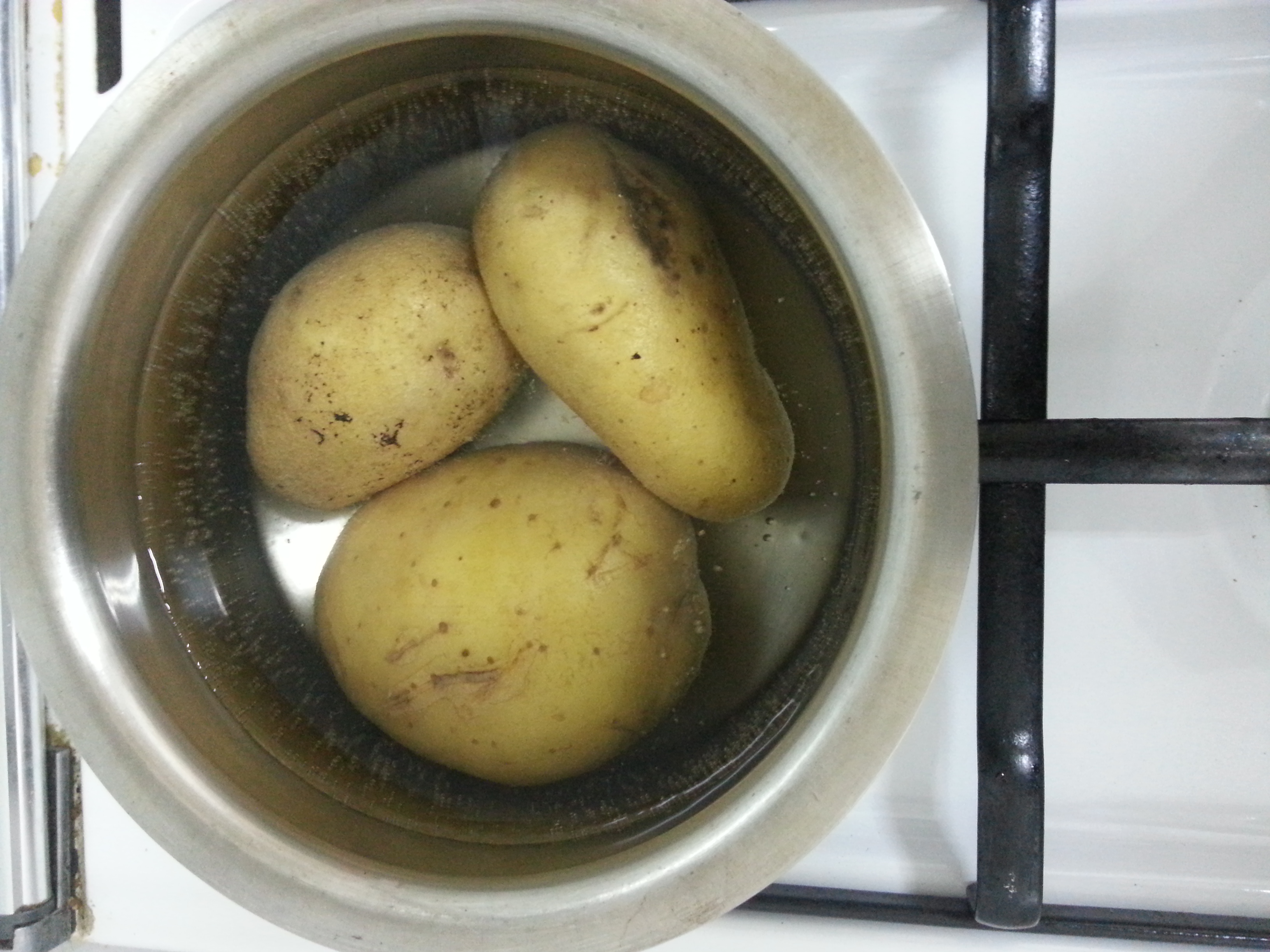Картошка с водой в кастрюле. Картошка варится. Отварить картофель. Картофель в кастрюле. Картофель сварится.
